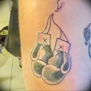 Фото тату боксерские перчатки 30.07.22 №0120 - tattoo boxing gloves - tattoo-photo.ru