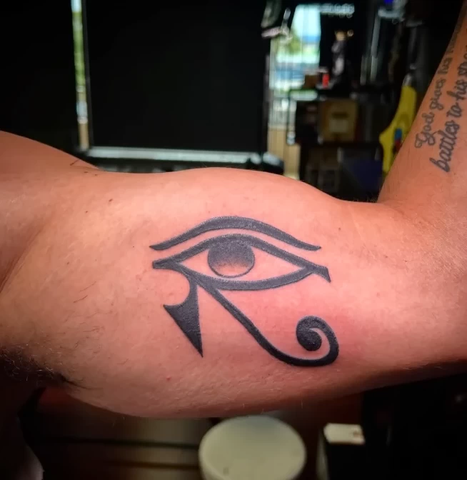 Пример рисунка тату Глаз Гора (Уаджет) №25 - tattoo-photo.ru