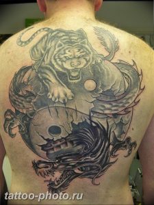 фото тату тигр и дракон 07.12.2018 №031 - tattoo tiger and dragon - tattoo-photo.ru