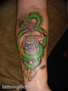 фото тату тигр и дракон 07.12.2018 №040 - tattoo tiger and dragon - tattoo-photo.ru