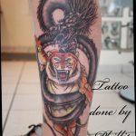 фото тату тигр и дракон 07.12.2018 №054 - tattoo tiger and dragon - tattoo-photo.ru