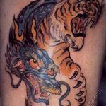 фото тату тигр и дракон 07.12.2018 №077 - tattoo tiger and dragon - tattoo-photo.ru