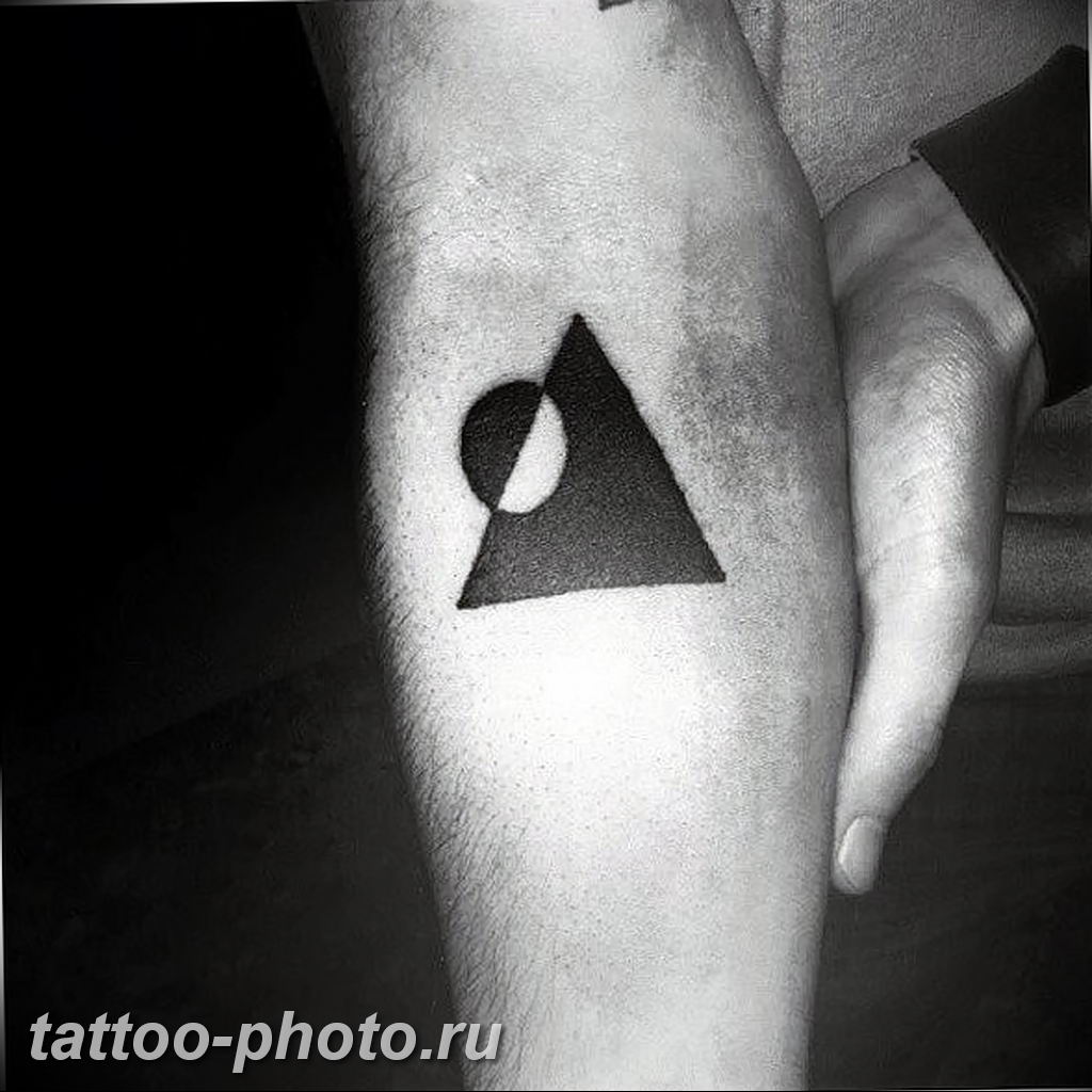 фото тату треугольник с кругом 11.12.2018 №085 - triangle with - tattoo-photo.ru