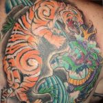 фото тату тигр и дракон 07.12.2018 №059 - tattoo tiger and dragon - tattoo-photo.ru