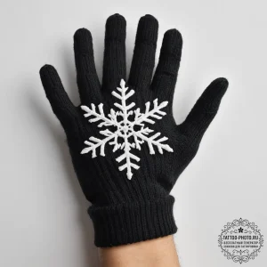 A close-up of a single, perfect snowflake on... - эскиз тату (№1755291274_0, 15.08.2025 20:54) — tattoo-photo.ru